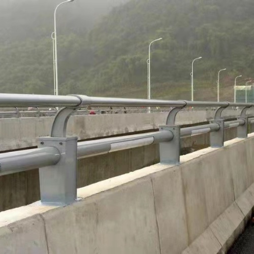 四横梁护栏厂家电话